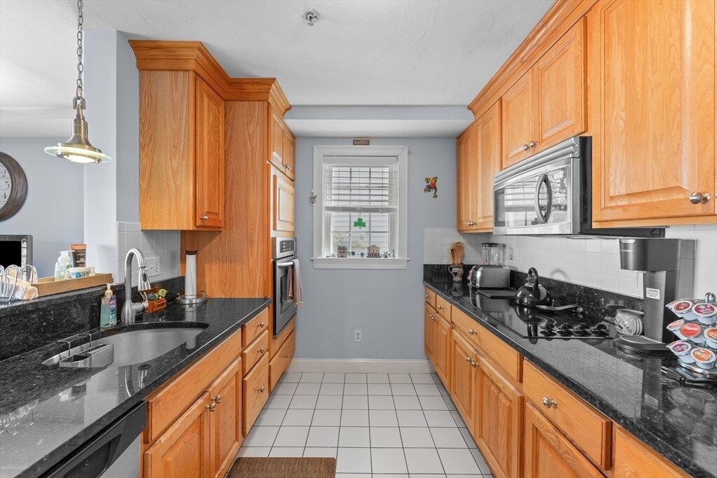 21 Wall St in Canton, MA - Building Photo