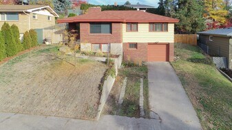 5606 N Sutherlin St in Spokane, WA - Building Photo