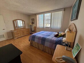 825 Brickell Bay Dr in Miami, FL - Building Photo - Building Photo