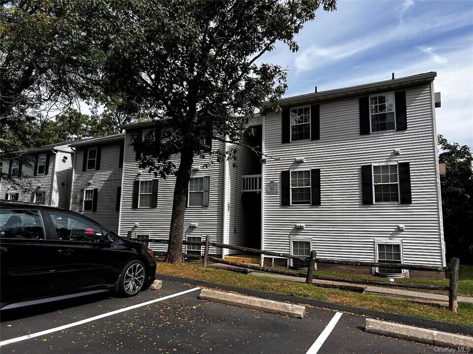13 Lexington Hills Rd-Unit -8 in Harriman, NY - Building Photo