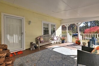 115 W Avon Rd in Farmington, CT - Building Photo - Building Photo