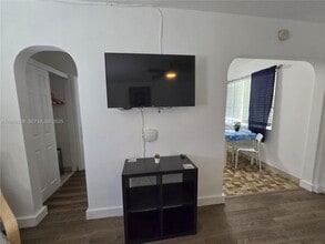 2305 Monroe St in Hollywood, FL - Building Photo - Building Photo