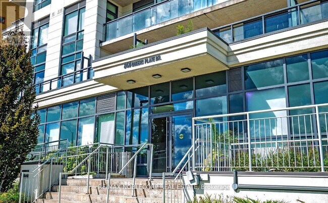 840-840 Queens Plate Dr in Toronto, ON - Building Photo - Building Photo