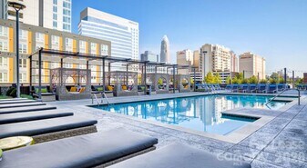 650 E Brooklyn Vlg Ave in Charlotte, NC - Building Photo