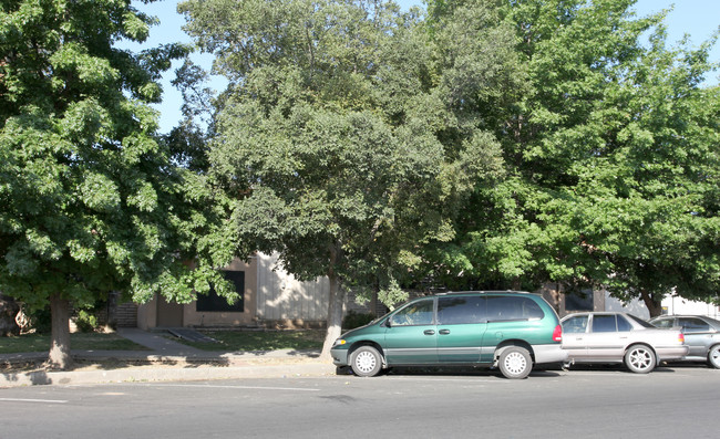 129 S I St in Dinuba, CA - Foto de edificio - Building Photo