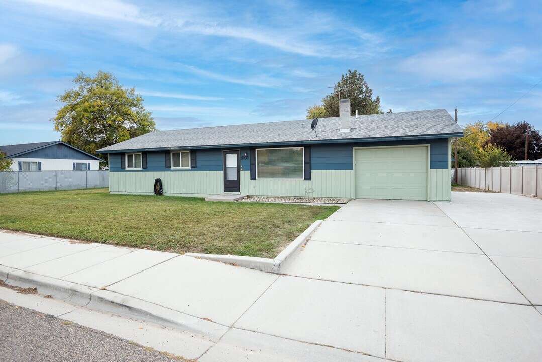 1905 Allen Ave in Fruitland, ID - Building Photo