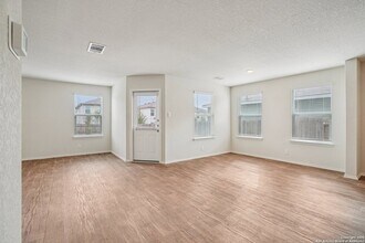 1154 Barn Swallow Wy in San Antonio, TX - Foto de edificio - Building Photo