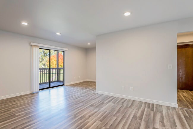 30078 W 12 Mile Rd in Farmington Hills, MI - Building Photo - Building Photo