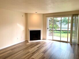 9350 Redmond Woodinville Rd NE, Unit B112 in Redmond, WA - Building Photo