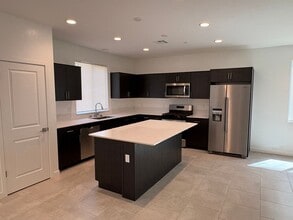1157 Blue Oak Ln W in Madera, CA - Foto de edificio - Building Photo