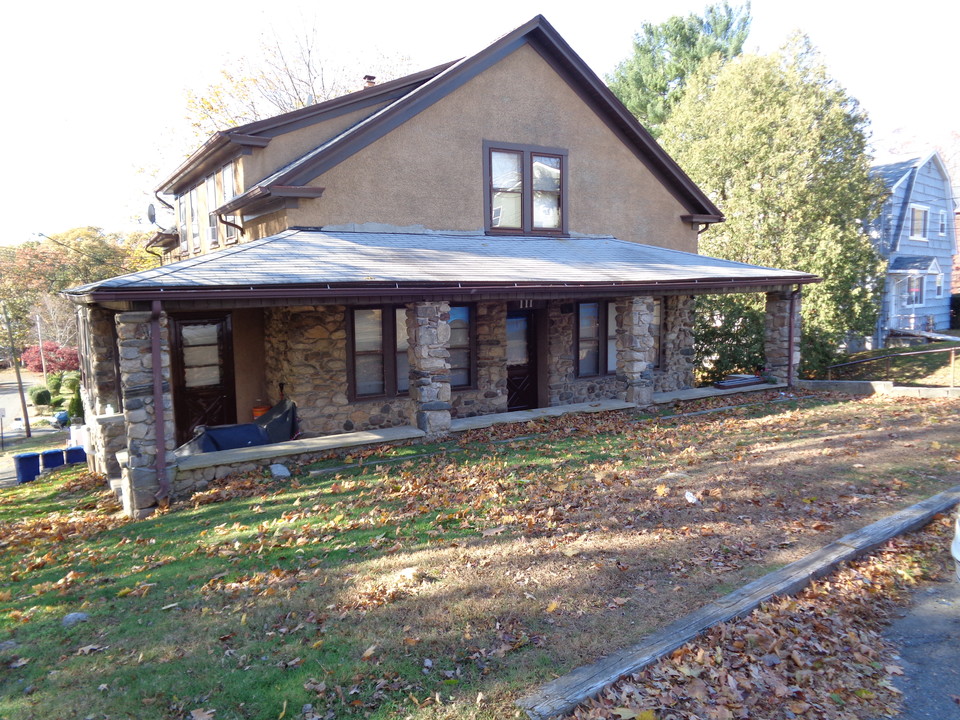 111 Lansing St in Bridgeport, CT - Building Photo
