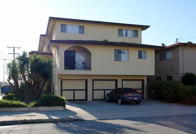 11600 Menlo Ave in Hawthorne, CA - Building Photo - Building Photo