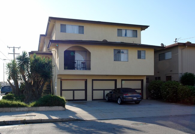 11600 Menlo Ave in Hawthorne, CA - Foto de edificio - Building Photo