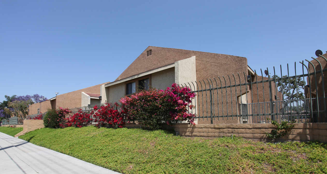 2120-2200 Bullis Rd in Compton, CA - Building Photo