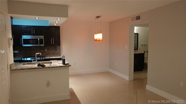 15551 SW 104th Terrace-Unit -813 in Miami, FL - Foto de edificio - Building Photo