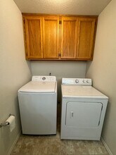 310 NE Terry Ln in Grants Pass, OR - Foto de edificio - Building Photo
