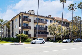 San Remos Apartments in Redondo Beach, CA - Foto de edificio - Building Photo