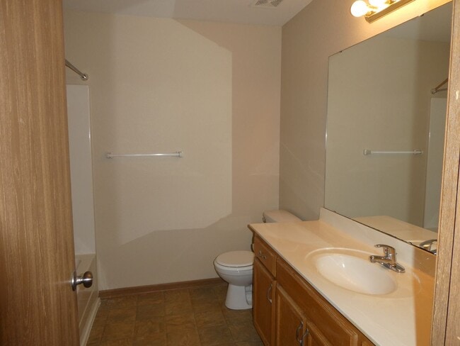 1032 NW Willow Dr in Grain Valley, MO - Building Photo - Building Photo