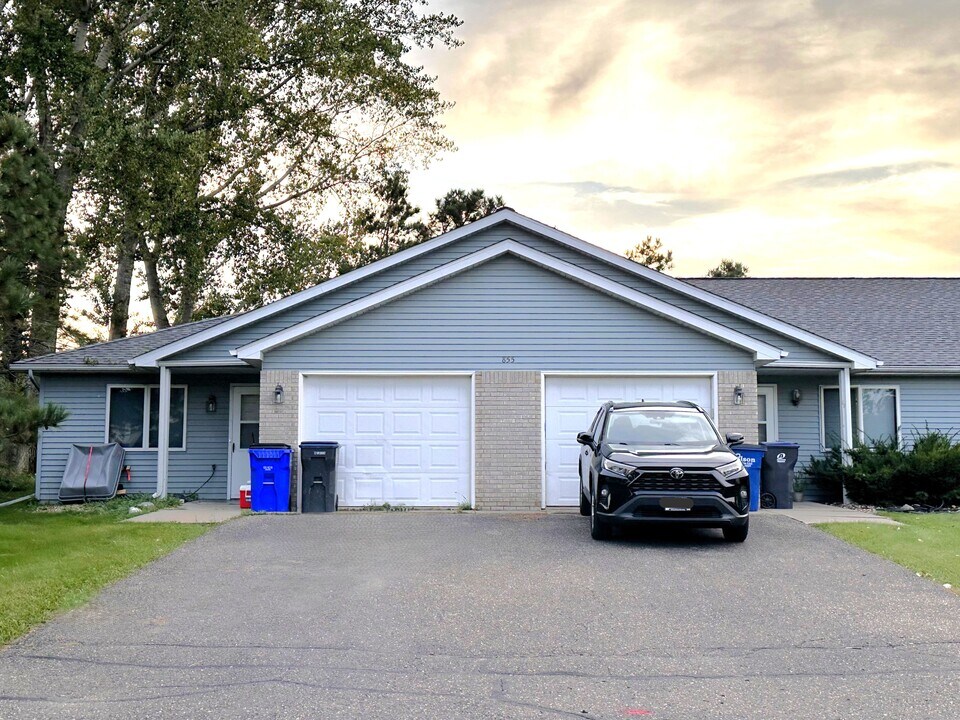 855 Highview Dr in New Richmond, WI - Foto de edificio