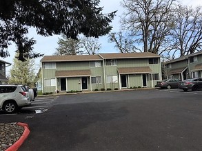 The Oaks in Newberg, OR - Building Photo - Building Photo