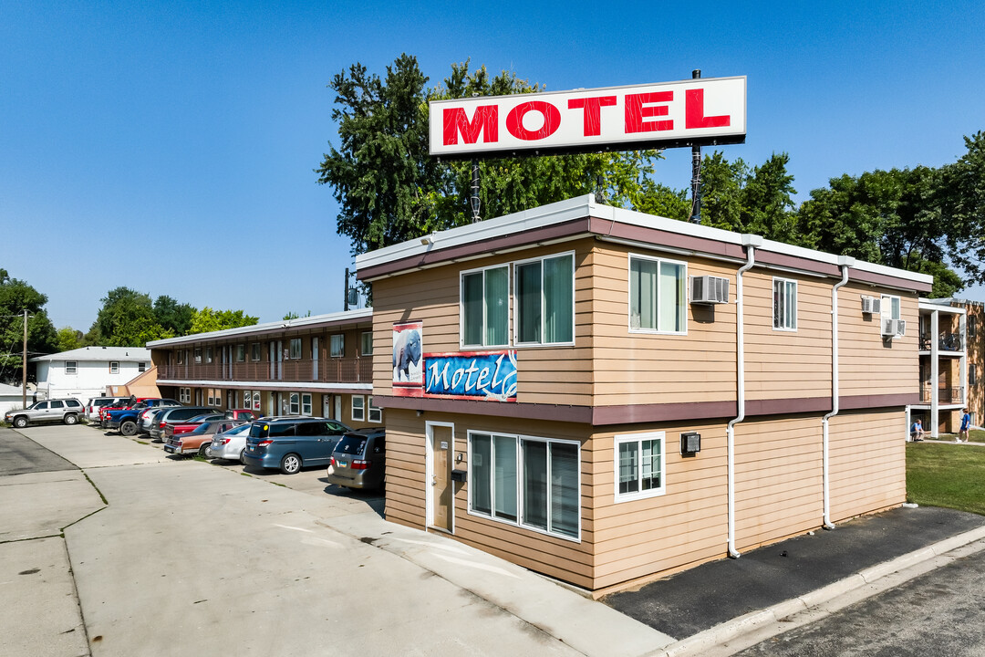 Buffalo Motel in Jamestown, ND - Building Photo