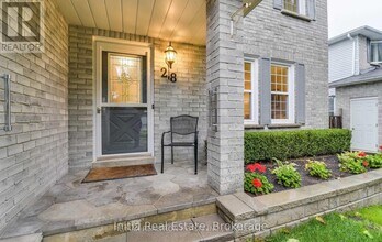 28 Summerhill Rd in East Gwillimbury, ON - Building Photo - Building Photo