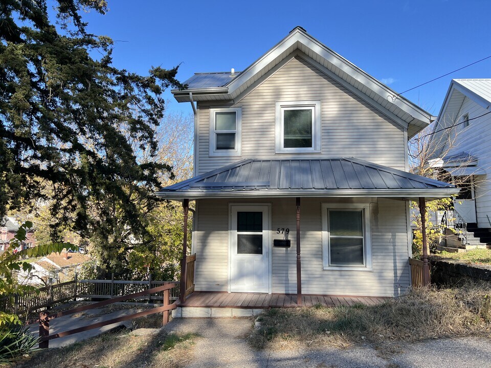 579 W 16th St in Dubuque, IA - Building Photo