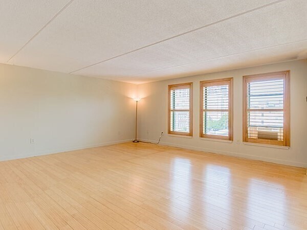 100 Peterborough St, Unit 5E in Boston, MA - Building Photo