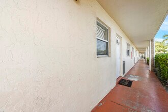 9851 Sandalfoot Blvd in Boca Raton, FL - Building Photo - Building Photo