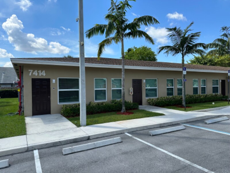 7400-7414 SW 10th Ct in North Lauderdale, FL - Building Photo