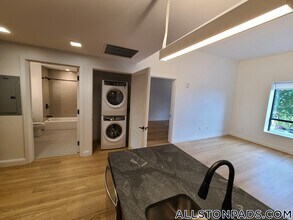 83 Gardner St, Unit 402 in Boston, MA - Building Photo - Building Photo