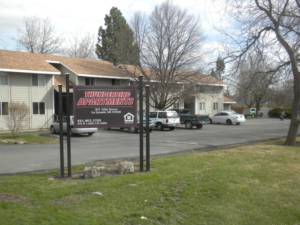 Thunderbird Apartments in La Grande, OR - Foto de edificio