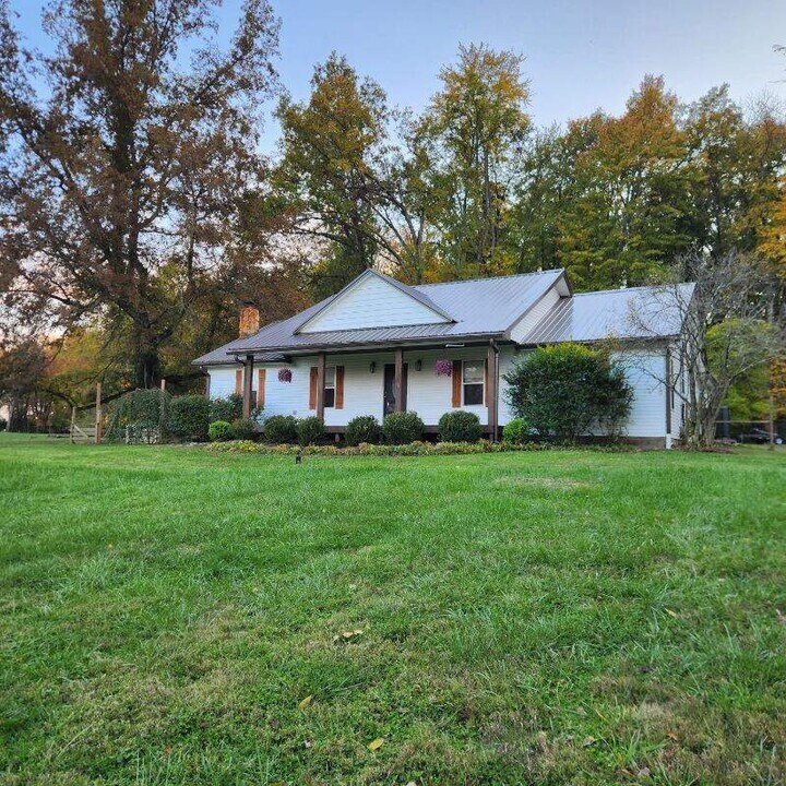 9063 Morrow Woodville Rd in Pleasant Plain, OH - Foto de edificio