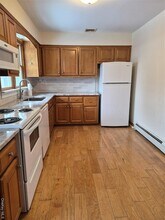 907 1st St in East Northport, NY - Foto de edificio - Building Photo