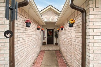 17023 Enchanted Cir W in Sugar Land, TX - Building Photo - Building Photo