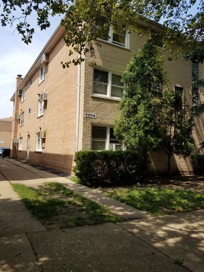 5204 N Potawatomie Ave in Chicago, IL - Building Photo - Building Photo