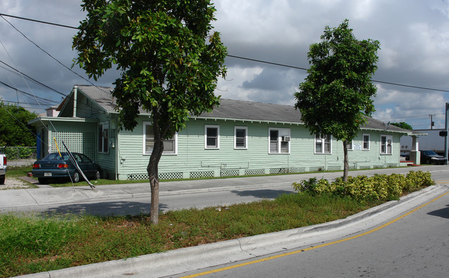 190 E 9th St in Hialeah, FL - Building Photo - Building Photo