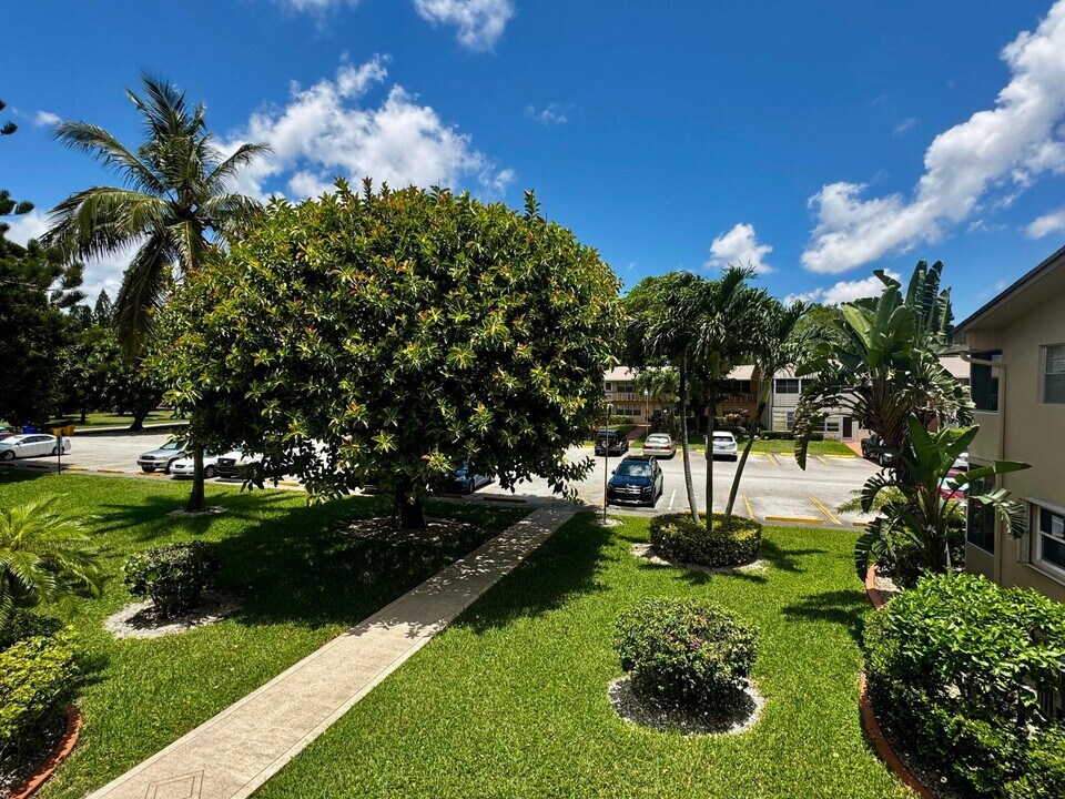 99 Canterbury D in West Palm Beach, FL - Building Photo