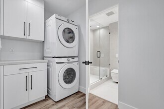 11611 Burbank Blvd in Los Angeles, CA - Building Photo - Building Photo