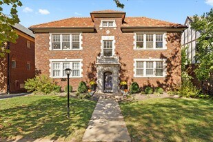 7373 Pershing Ave in University City, MO - Building Photo