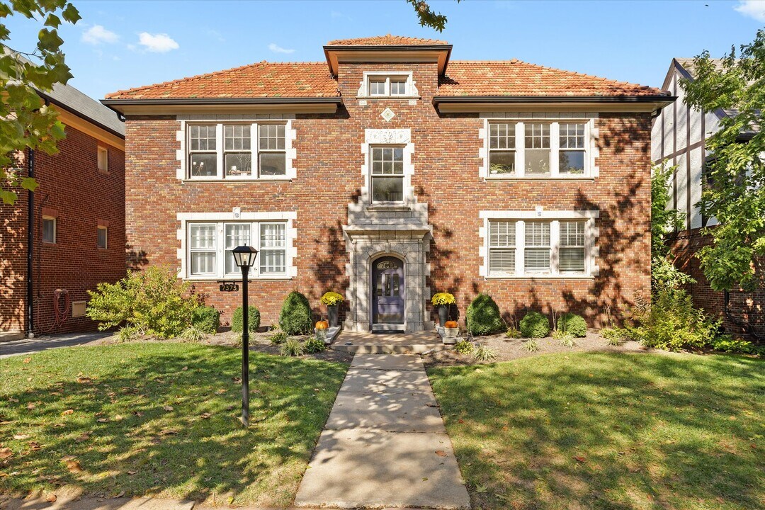 7373 Pershing Ave in University City, MO - Building Photo
