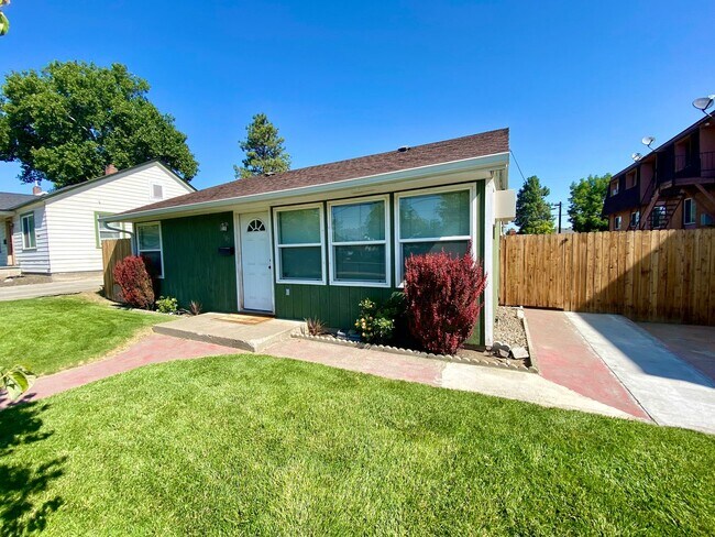 107 W Fremont Ave in Selah, WA - Building Photo - Building Photo