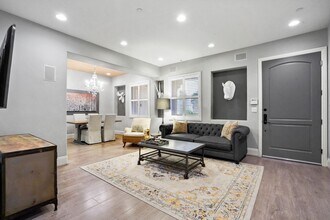 16123 Sunset Blvd in Los Angeles, CA - Foto de edificio - Building Photo