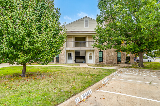 5806 Marvin Loving Dr, Unit On the Point Condominiums in Garland, TX - Foto de edificio - Building Photo