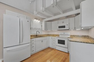 542 Island View Dr in Traverse City, MI - Foto de edificio - Building Photo
