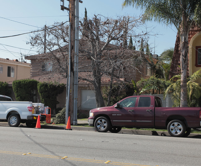 16125 Woodruff Ave in Bellflower, CA - Building Photo - Building Photo