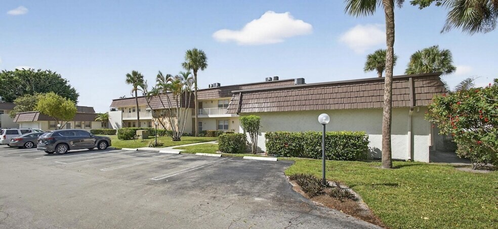 12001 Poinciana Blvd, Unit 204 in Royal Palm Beach, FL - Building Photo