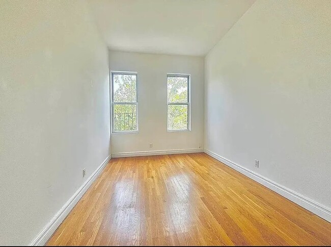 105 Wilson Ave, Unit 2R in Brooklyn, NY - Foto de edificio - Building Photo