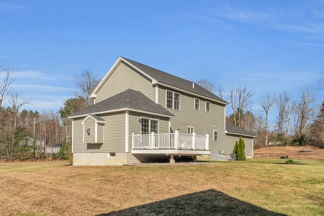 15 Peacock Hill Rd in Weare, NH - Foto de edificio - Building Photo