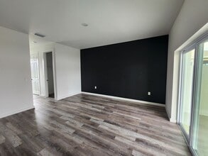 905 NW 1st St in Cape Coral, FL - Foto de edificio - Building Photo